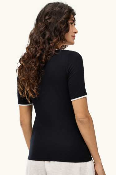 Damen - T-Shirt mit V-Ausschnitt - Regular Fit - 2-in-1-Look - schwarz
