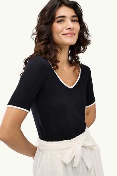 Damen - T-Shirt mit V-Ausschnitt - Regular Fit - 2-in-1-Look - schwarz