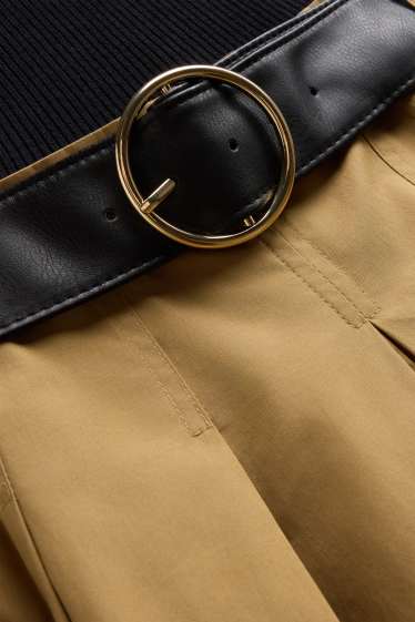 Femmes - Robe Fit & Flare dotée d'une ceinture et à col V - noir / beige