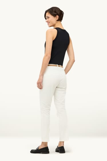 Damen - Stoffhose mit Gürtel - Mid Waist - Tapered Fit - weiß