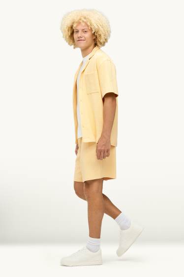 Hommes - Short en molleton - texturé - jaune clair
