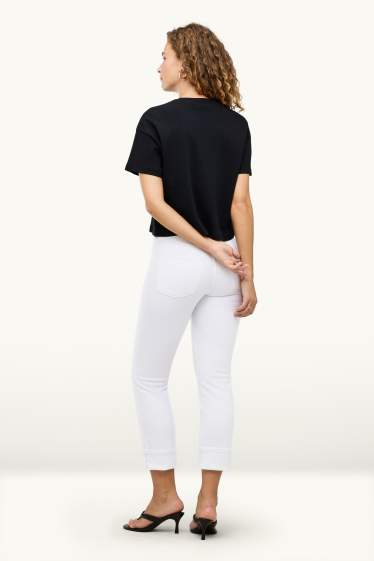 Femei - Crop straight jeans - talie medie - alb
