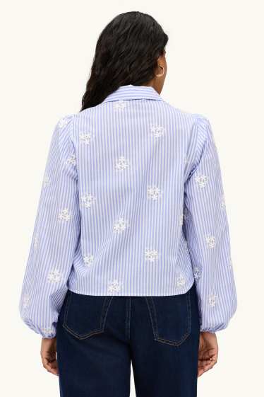 Dames - Overhemdblouse - met borduursels - gestreept - gebloemd - blauw / wit