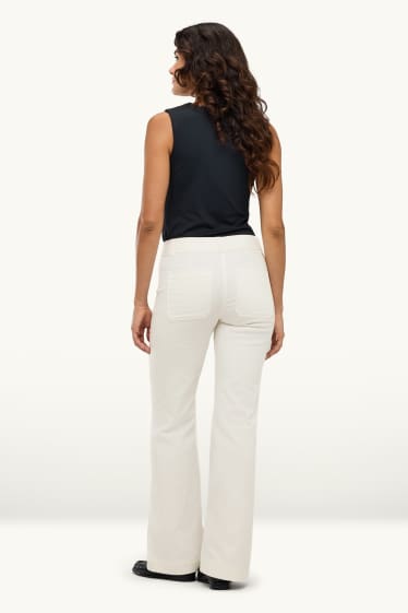 Femei - Flared jeans - talie medie - alb