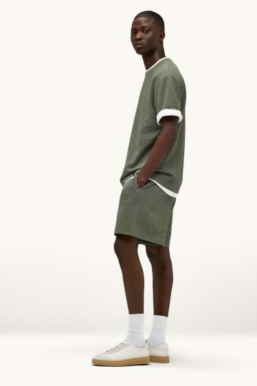 Hommes - Short en molleton - finition texturée - vert