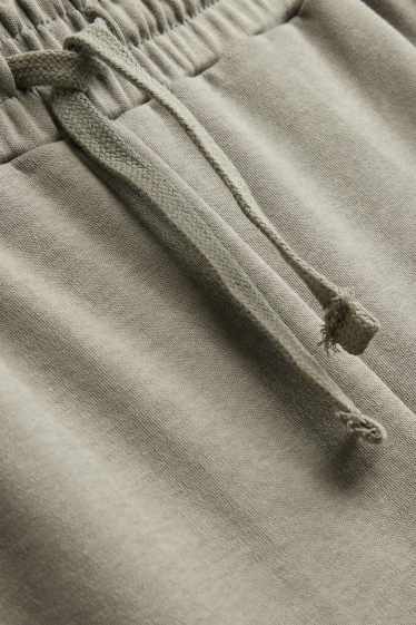Bărbați - Pantaloni scurți de trening - verde deschis