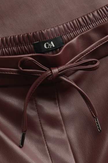 Dona - Pantalons de tela - mid waist - straight leg - pell sintètica - bordeus