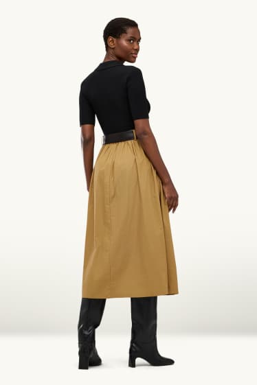 Femmes - Robe Fit & Flare dotée d'une ceinture et à col V - noir / beige