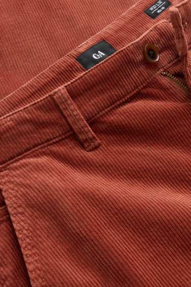 Bărbați - Chino din catifea reiată - relaxed fit - roșu