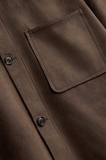 Uomo - Giacca camicia - relaxed fit - colletto all'italiana - similpelle scamosciata - marrone