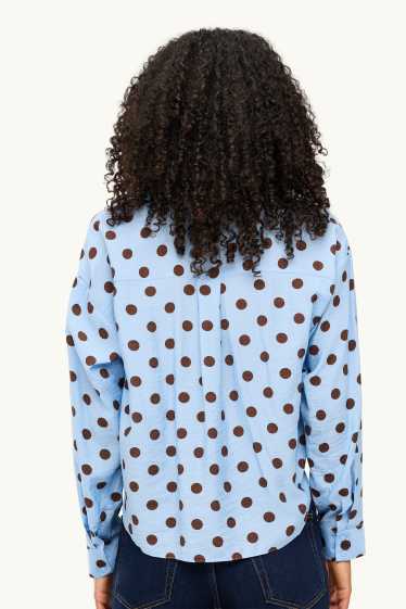 Damen - Hemdbluse mit Knotendetail - gepunktet - blau