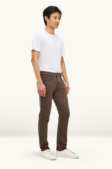 Bărbați - Pantaloni - slim fit - LYCRA® - maro