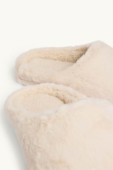 Femmes - Chaussons en imitation fourrure - blanc crème