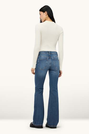 Femei - Flared jeans - talie medie - denim-albastru