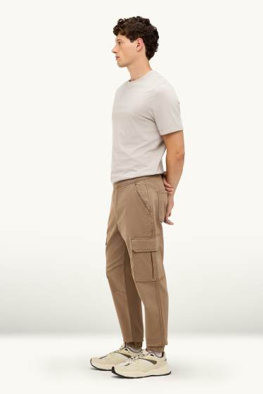 Hombre - Pantalón cargo - tapered fit - caqui