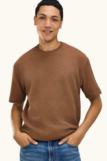 Heren - Gebreid T-shirt - regular fit - ribstof - bruin