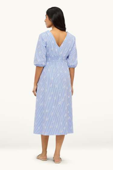Damen - Empirekleid mit V-Ausschnitt - bestickt - gestreift - blau / weiß