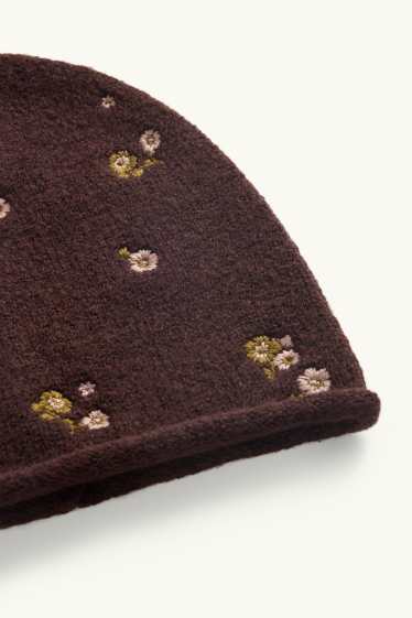 Dona - Gorro - de flors - marró fosc