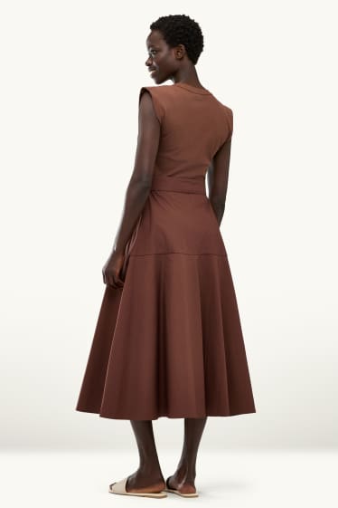 Dona - Vestit fit & flare amb cinturó - marró fosc