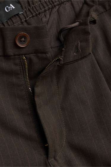 Pánské - Kalhoty chino - tapered fit - s úzkými proužky - tmavohnědá
