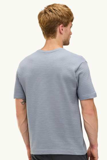 Hommes - T-shirt en maille - regular fit - finition texturée - bleu clair