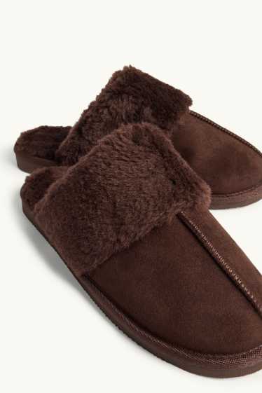 Femmes - Chaussons en imitation fourrure - marron foncé