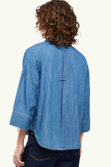 Femei - Bluză din denim cu decolteu în V - denim-albastru