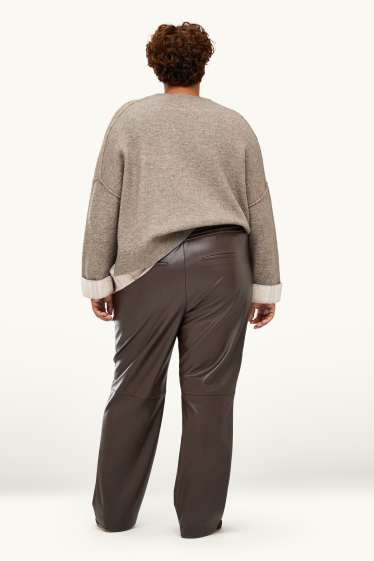 Femei - Pantaloni de stofă - talie medie - straight leg - imitație de piele - maro închis
