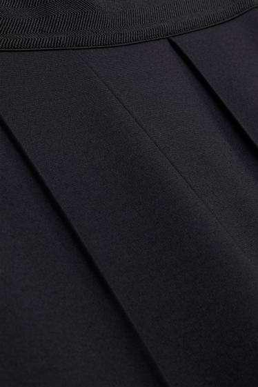Femei - Pantaloni de stofă - talie înaltă - evazați - negru