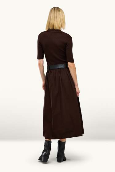 Damen - Fit & Flare Kleid mit Gürtel und V-Ausschnitt - dunkelbraun