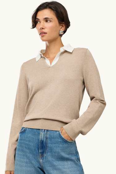 Femmes - Pull à encolure en V - look 2-en-1 - beige