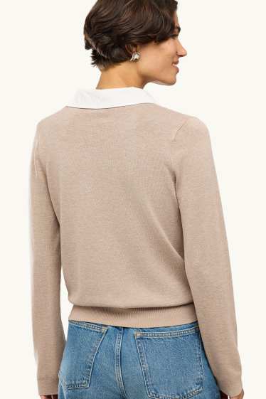 Femmes - Pull à encolure en V - look 2-en-1 - beige