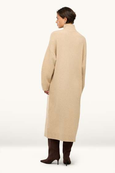 Donna - Vestito in maglia con collo alto - straight fit - color sabbia