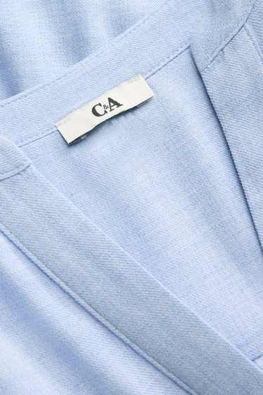 Dona - Brusa amb el coll en punta - blau clar