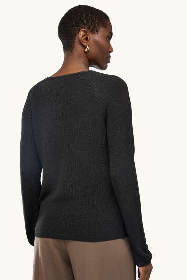 Femmes - Pull avec encolure en V - finition brillante - noir