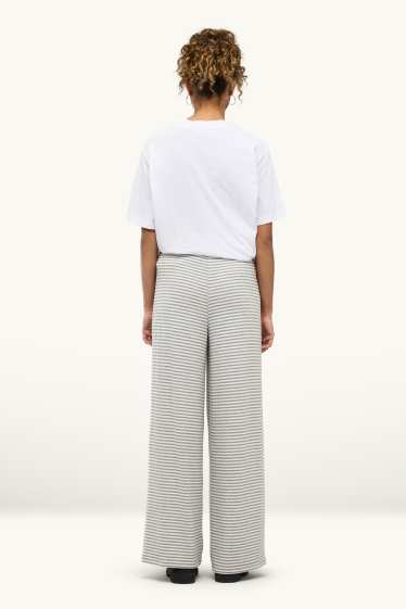 Dona - Pantalons de xandall - de ratlles - blanc/gris
