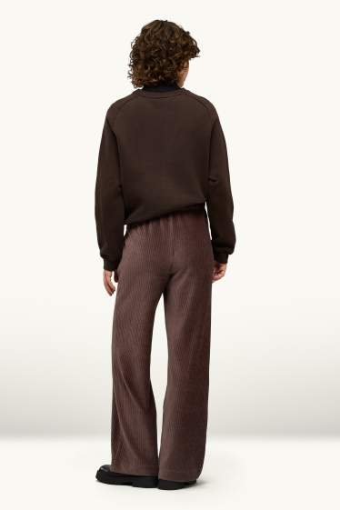 Femei - Pantaloni din catifea reiată - talie înaltă - wide leg - maro