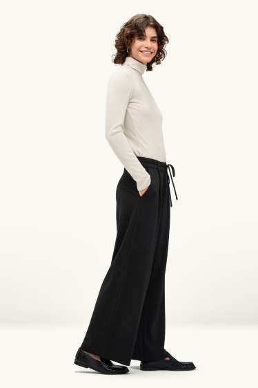 Dames - Kortere pantalon - high waist - wide leg - krijtstrepen - zwart