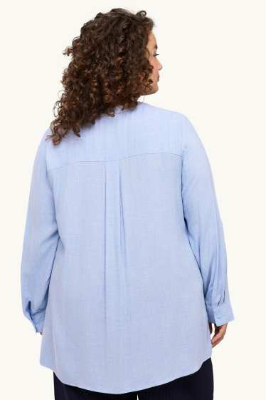 Dona - Brusa amb el coll en punta - blau clar