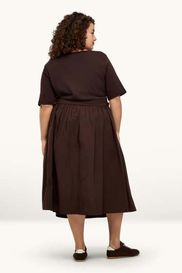 Femei - Rochie fit & flare cu curea - maro închis