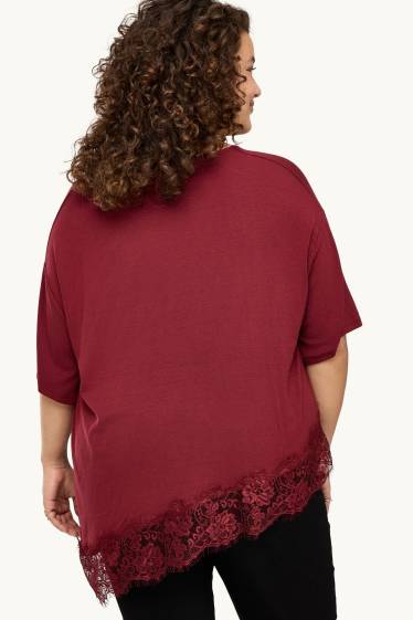 Femmes - T-shirt avec encolure en V - curvy fit - rouge