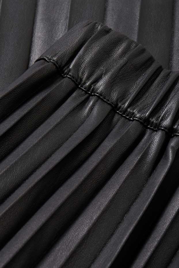 Femei - Fustă plisată - imitație de piele - negru