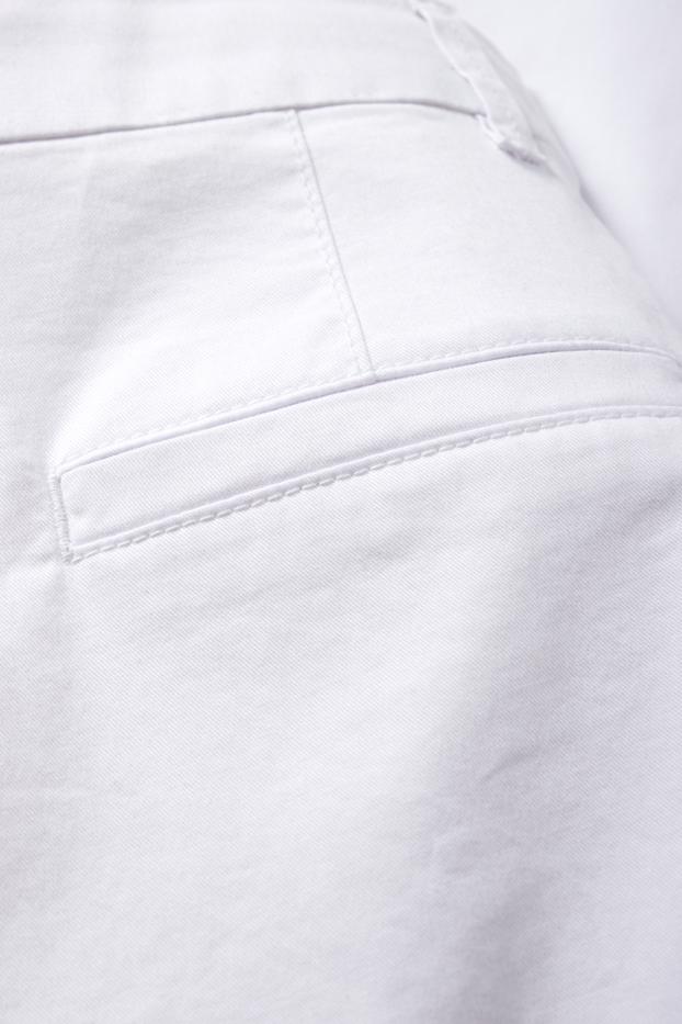 Women - Basic Bermuda shorts - mid-rise waist - white