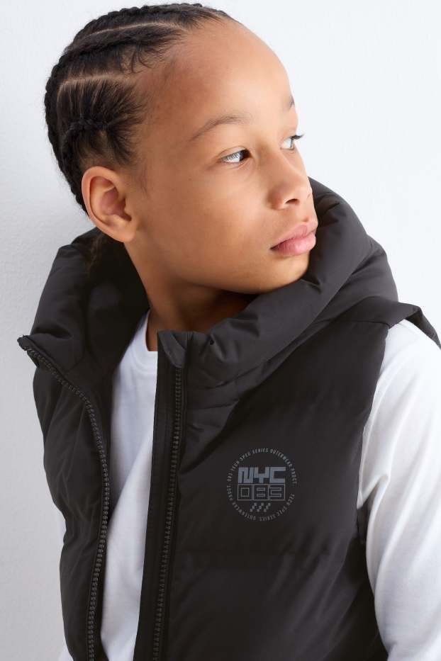 Děti - chlapci - Prošívaná vesta s kapucí - z vodoodpudivého materiálu - černá