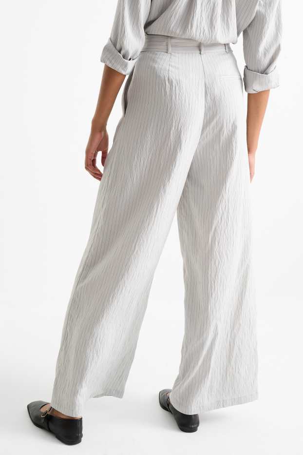 Dámské - Plátěné kalhoty s páskem - high waist - wide leg - úzký proužek - světle šedá