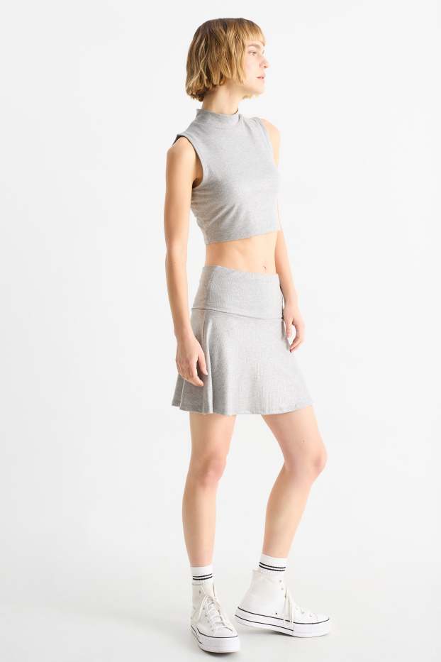 Femei - Fustă mini - reiată - aspect lucios - gri deschis