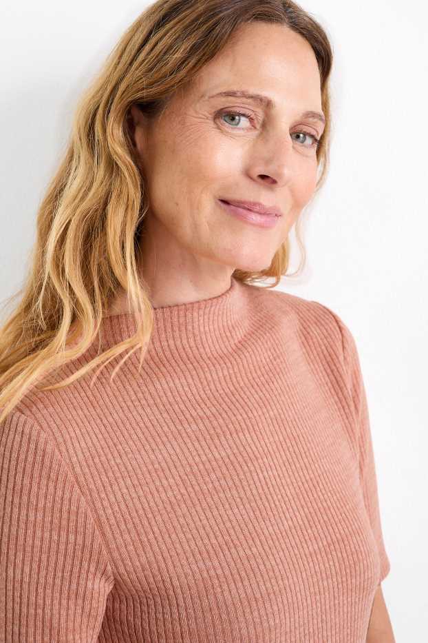 Femei - Rochie tricotată - reiată - somon