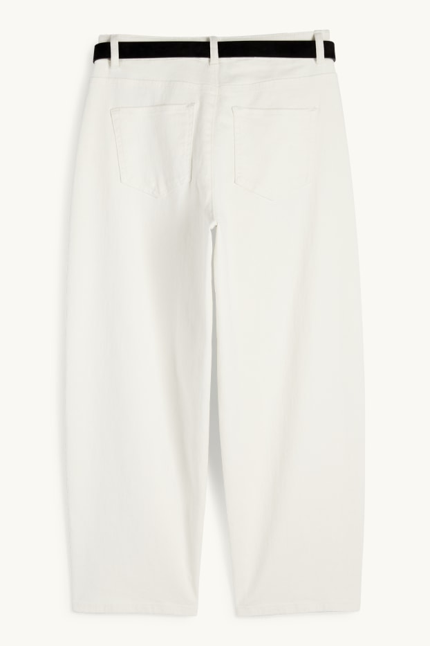 Dámské - Curved jeans s páskem - high waist - krémově bílá