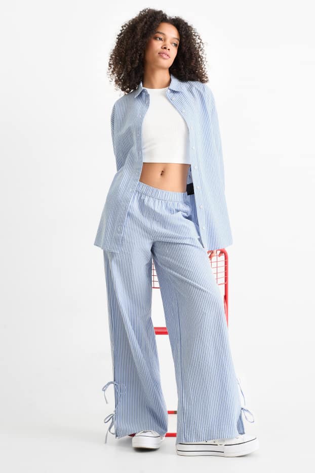 Dona - Pantalons de tela - mid waist - wide leg - de ratlles - blanc / blau clar