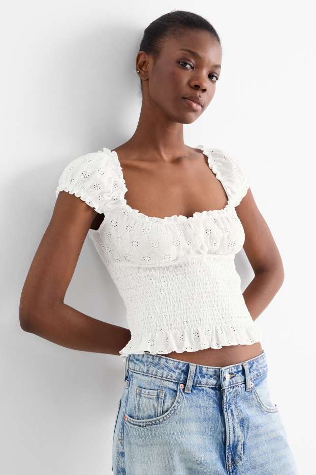 Dames - Korte top - broderie Anglaise - gesmokt - wit
